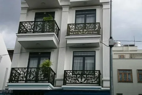 Nên làm lan can sắt, inox hay kính? So sánh ưu điểm và chi phí